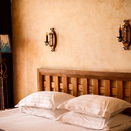 Caucasus Hotel Kasagh エクステリア 写真 A bed with two pillows