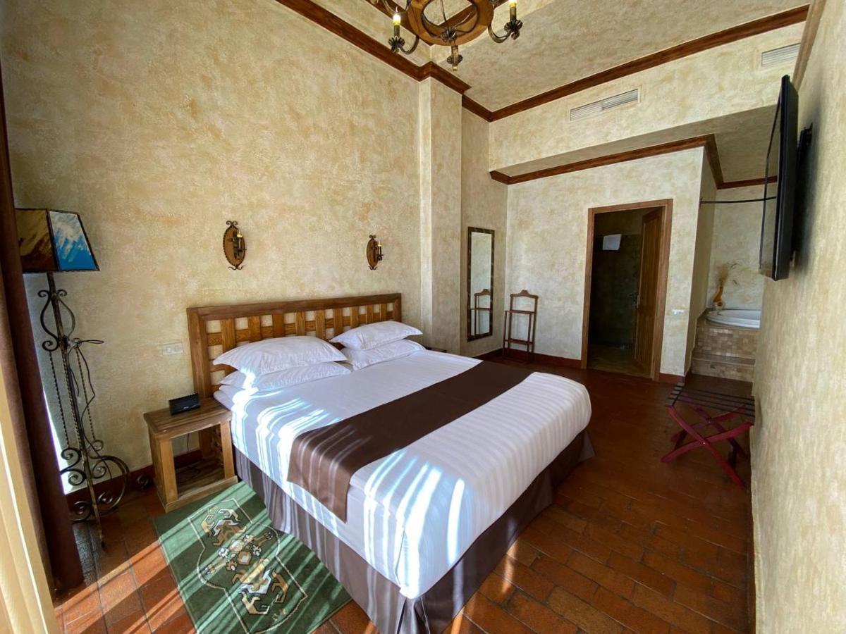 Caucasus Hotel Kasagh エクステリア 写真 A room at the hotel