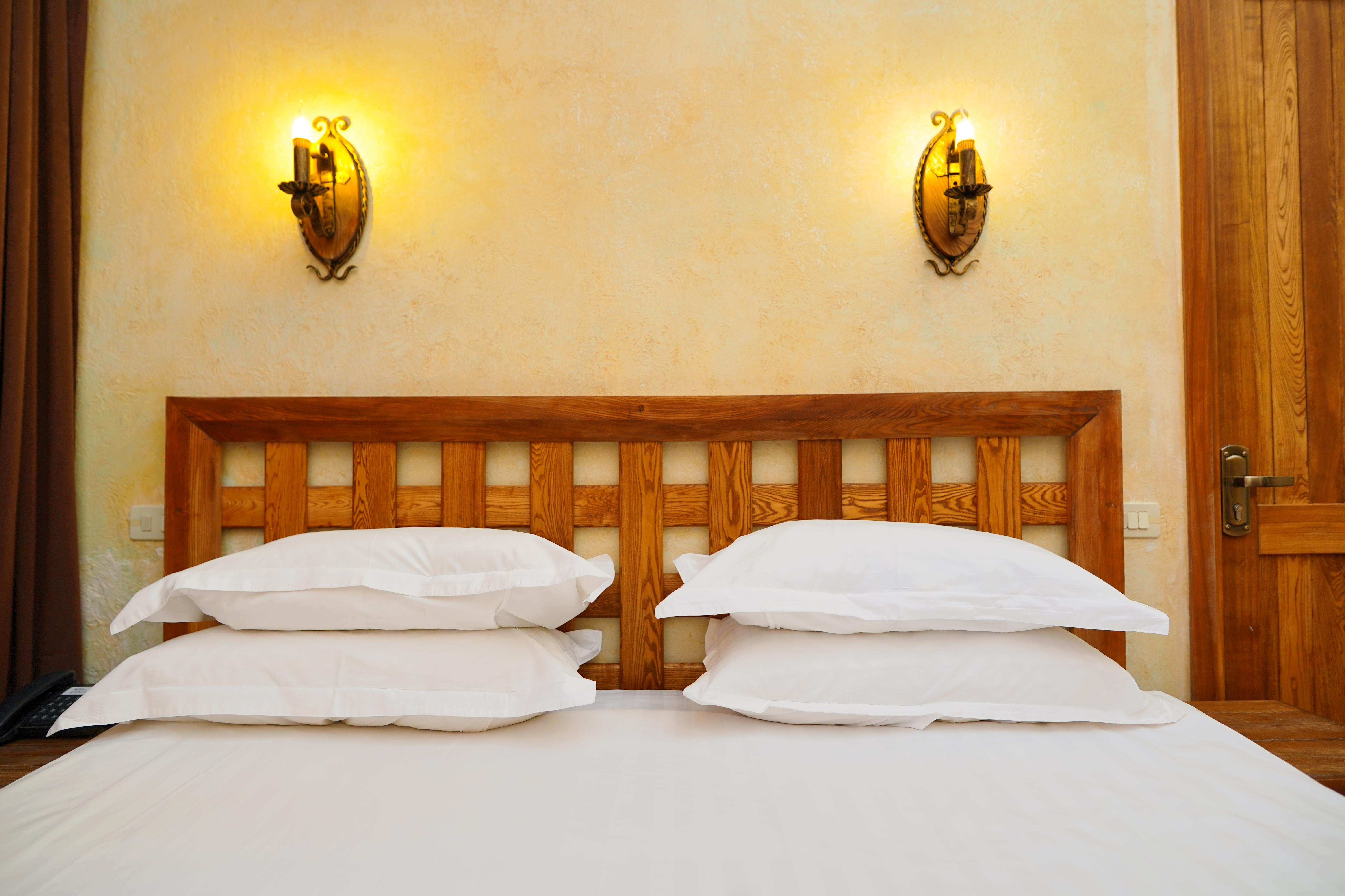Caucasus Hotel Kasagh エクステリア 写真 A bed with two pillows