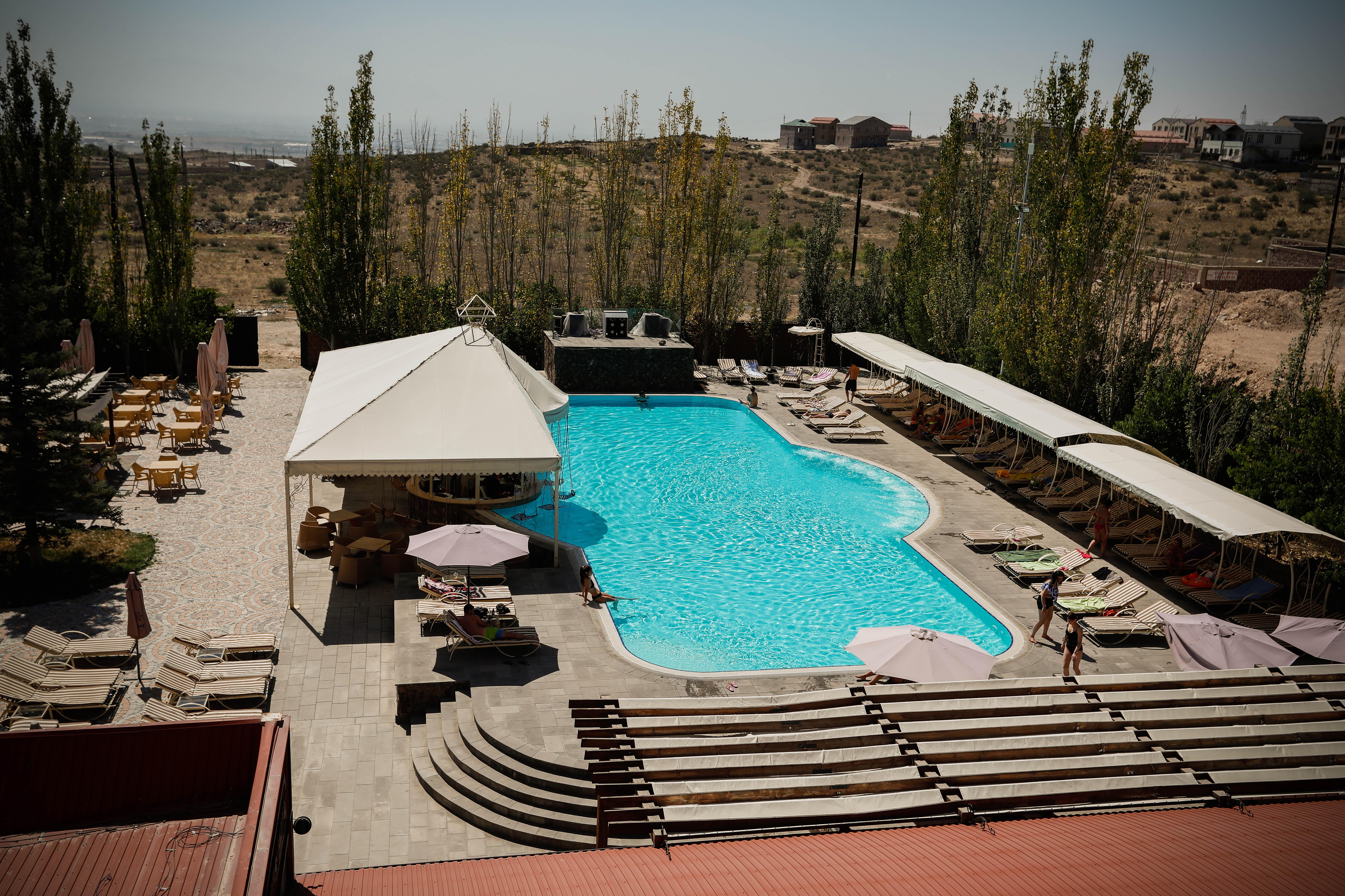 Caucasus Hotel Kasagh エクステリア 写真 The swimming pool at the Grand Hotel