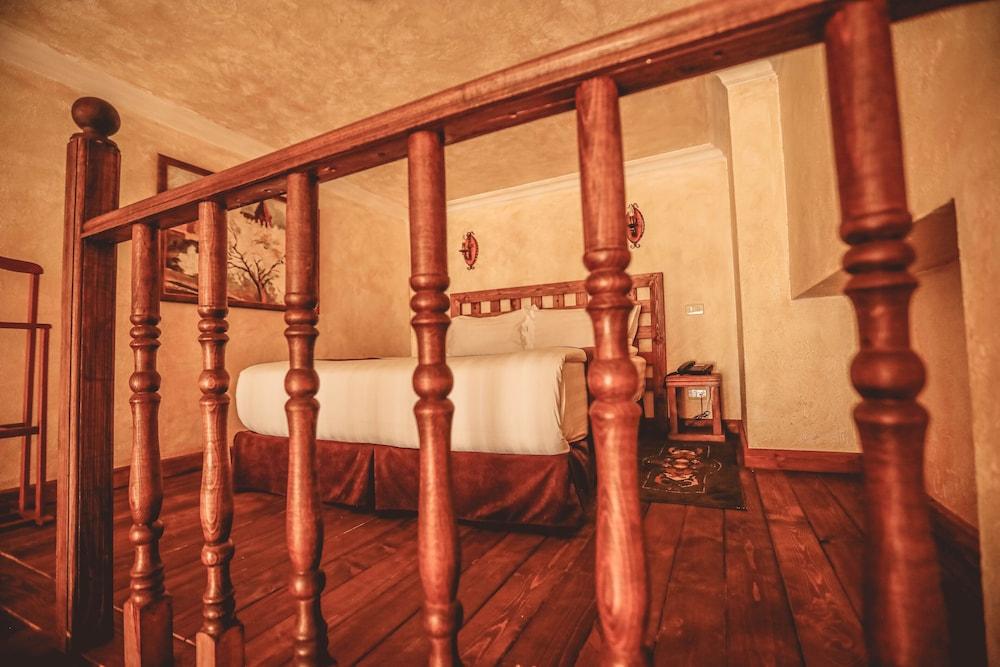 Caucasus Hotel Kasagh エクステリア 写真 A bed in a hotel room