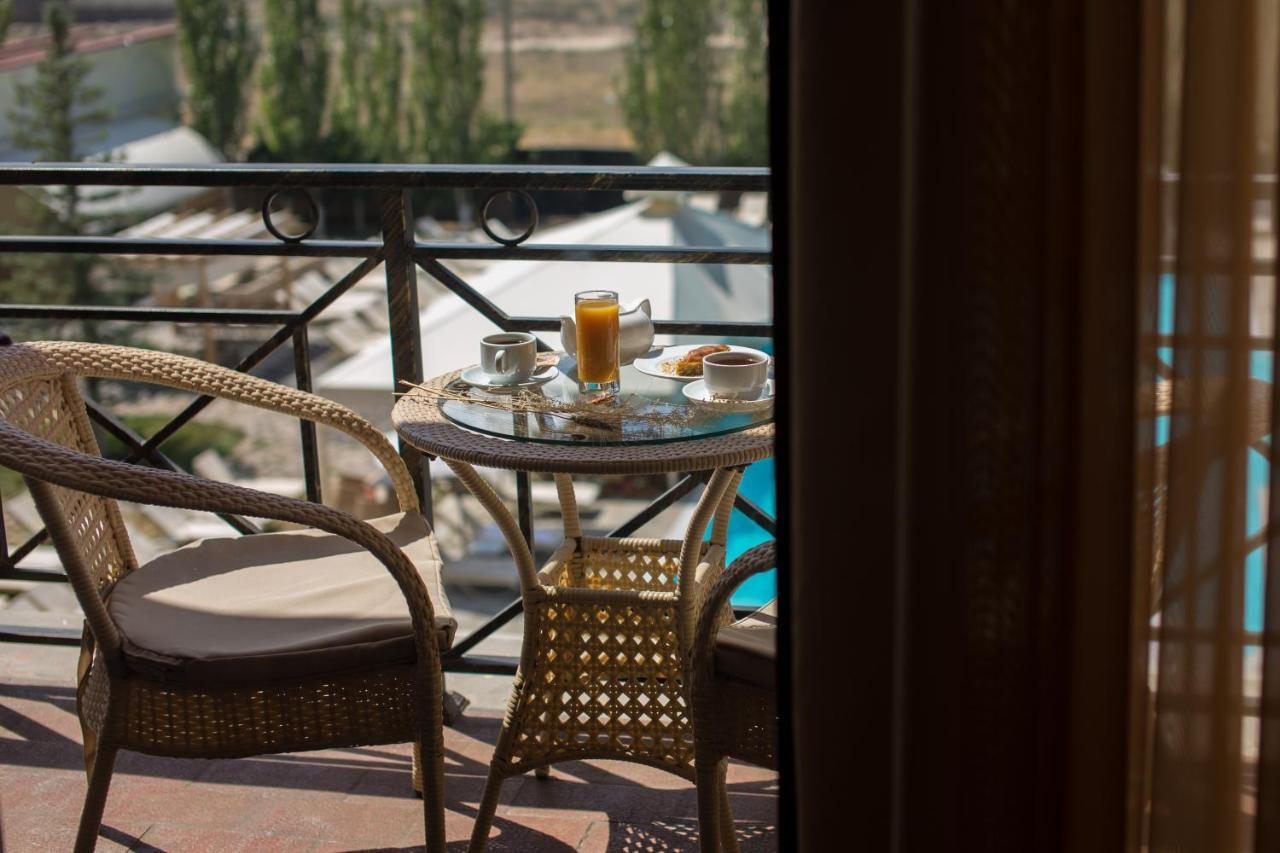 Caucasus Hotel Kasagh エクステリア 写真 A balcony